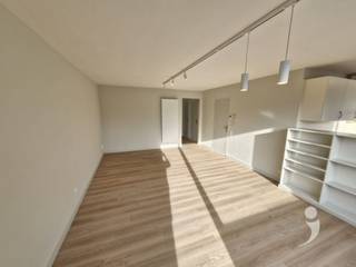 <p><span>Appartement avec un emplacement calme dans une rue sans voitures près du centre d'Aarschot.<br />Cet appartement prêt à emménager a été entièrement et soigneusement rénové en 2026, garantissant un confort contemporain et tourné vers l'avenir.<br />L'appartement dispose d'un espace de vie spacieux avec beaucoup de lumière naturelle. La nouvelle cuisine ouverte offre de nombreux espaces de rangement et est équipée de tout le confort nécessaire. </span></p><p><span><br />La salle de bain moderne est équipée d'un lavabo avec meuble, d'une douche à l'italienne. Dans le hall, il y a aussi un WC séparé.<br />De plus, l'appartement compte 2 chambres. Le stationnement est facile devant la porte.<br />Pratique :<br />·Disponibilité : Disponibilité immédiate<br />·Coûts communs : 0 euros par mois<br /><br /></span></p><p><span>Intéressé ? </span></p><p><span><br />Voulez-vous être le premier résident de cet appartement spacieux ? Demandez rapidement votre visite via notre site web ! Ou contactez-nous au : <span>sven@immolivit.be</span></span><span> ou </span><span>016 15 31 15</span><span> </span></p><p><span> </span></p><p><span> </span></p>