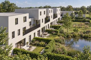 Ontdek Residentie Herdershoek, een kwalitatief nieuwbouwproject op een uitstekende locatie nabij het centrum van Eeklo. Dankzij de centrale ligging bevindt u zich op wandelafstand van zowel het station als de markt, terwijl alle dagelijkse voorzieningen binnen handbereik liggen.<br /><br />Residentie Herdershoek zet sterk in op energiezuinig en toekomstgericht wonen. Door het gebruik van moderne technieken en duurzame materialen geniet u van een hoog wooncomfort, lagere energiekosten en een beperkte ecologische voetafdruk. Alle woonentiteiten voldoen aan de strengste energienormen.<br /><br />Het project bestaat uit een gevarieerde mix van woningen, appartementen en stapelwoningen, waardoor zowel jonge gezinnen, alleenstaanden als investeerders hier hun ideale woonoplossing vinden. Centraal in het project wordt een aangename gemeenschappelijke tuin aangelegd waar bewoners kunnen ontspannen en genieten van het groen. Daarnaast beschikt het project over een ondergrondse parkeervoorziening en private bergingen.<br /><br />De stapelwoning heeft een bewoonbare oppervlakte van 131 m2 en een tuin met terras van 34 m2. De woonst beschikt over 4 slaapkamers en 2 badkamers, ideaal als gezinswoning!<br /><br />Dit project kan aangekocht worden aan 6% BTW indien u voldoet aan de voorwaarden.<br /><br />Ook de bereikbaarheid vormt een belangrijke troef. Via de E34 bereikt u uw bestemming in alle richtingen vlot, terwijl de R4 en E40 eveneens op korte afstand gelegen zijn. Hierdoor combineert Herdershoek een rustige woonomgeving met een uitstekende verbinding naar Gent, Brugge en de kustregio.<br /><br />Neem vandaag nog contact op met ons voor meer informatie!