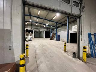 Ruim magazijn van 1.109m² met 2 los- en laadkades en 1 sectionale poort te Rumst/Terhagen. Sanitair blok met douches aanwezig in het magazijn...