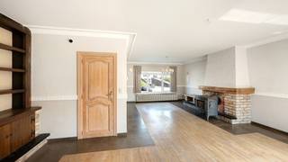 Zeer verzorgde woning met 3 slaapkamers, een zonnige stadstuin en een gesloten garagebox, rustig gelegen vlak aan het Sint-Donaaspark te Zeebrugge. Deze instapklare woning heeft een energielabel C dus geen zorgen op gebied van energie en verwarming. Er is overal dubbel glas en de woning wordt verwarmd op aardgas via een condenserende gasketel. Stevige structuur met betonnen gewelven.<br /><br />Aangename locatie omringd door winkels, scholen en openbaar vervoer.<br />Iets verder in straat een mooi vernieuwd park met talloze speelgelegenheden voor kinderen. <br /> <br />Indeling: <br />Inkomhal met apart toilet, een grote woonkamer met veel licht, een mooie en volledig uitgeruste keuken met toegang naar de achterliggende tuin. Verder nog een ruime wasplaats beneden.<br />Deze verzorgde buitenruimte is volledig zuidgericht en heeft rechtstreekse toegang naar de achterliggende garagebox. Een uitzonderlijk comfort en een enorme meerwaarde voor de woning.<br /><br />Op de eerste verdieping zijn er 3 slaapkamers en een badkamer met douche en extra toilet.<br />Grote zolderverdieping met talloze mogelijkheden (extra kamer, bijkomende opslag, …).<br /><br />Een mooi aanbod in het dorp van Zeebrugge.<br /> <br />Bezoeken of meer informatie? <br />Contacteer Willem Cauwels op tel. 050/89.27.70.
