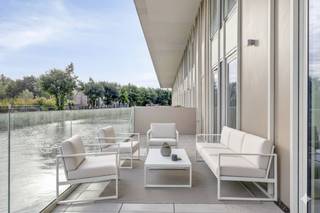 Avec une surface habitable de 180 m², une terrasse de 26 m² et une vue sur l'eau depuis chaque pièce, cet appartement possède tous les atouts...