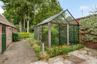 Bent u op zoek naar een ruime woning in Deerlijk met tal van mogelijkheden? Dan is deze uitzonderlijke eigendom beslist een bezoek waard!
Gelegen op een perceel van 698 m², biedt deze woning een bewoonbare oppervlakte van maar liefst 226 m². Dankzij de 9 volwaardige slaapkamers is deze woning ideaal voor grote gezinnen, een kangoeroewoning, co-housing of wie wonen en werken wil combineren.
Buiten geniet u van een grote, zonnige tuin waar u in alle rust kunt ontspannen. Daarnaast beschikt de eigendom over 2 garages én een ruime loods, wat zorgt voor een overvloed aan opslagruimte, parkeermogelijkheden of ruimte voor een zelfstandige activiteit, hobby of atelier.
De woning is perfect gelegen in Deerlijk, op een toplocatie met een vlotte bereikbaarheid. Dankzij de nabijheid van de autosnelweg bereikt u omliggende steden en belangrijke verbindingswegen in een mum van tijd. Winkels, scholen, openbaar vervoer en andere voorzieningen bevinden zich eveneens in de onmiddellijke omgeving.
Troeven van deze woning:
- Ruime woning met 226 m² bewoonbare oppervlakte
- 9 slaapkamers
- Groot perceel van 698 m²
- Grote, aangename tuin
- 2 garages en een ruime loods
- Uitstekende ligging in Deerlijk
- Dicht bij de autosnelweg
- Vlotte verbinding naar omliggende steden
Tal van mogelijkheden voor grote gezinnen, zelfstandigen of investeerders
Een unieke opportuniteit voor wie op zoek is naar ruimte, een uitstekende ligging en veelzijdige mogelijkheden. Interesse? Contacteer arne@immobeguin.be