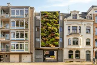Bent u op zoek naar een plek waar het levendige stadsleven en sereniteit perfect in balans zijn? In een verzorgde residentie aan de Burggravenlaan staat dit lichtrijke 1-slaapkamer appartement van 59 m² te koop. Door de slimme inplanting helemaal achteraan het gebouw ervaart u hier een zeldzame rust, volledig afgeschermd van de drukte van de straat.<br /><br />Bij binnenkomst in dit appartement te koop valt meteen de heldere sfeer op; de lichte leefruimte en de praktische open keuken vloeien via grote raampartijen naadloos over in een beschut terras.<br />De functionele en volledig instapklare indeling biedt één rustgevende slaapkamer, een verzorgde badkamer, een separaat toilet en een handige berging.<br /><br />U woont hier in een vredige cocon vol privacy, afgeschermd van de drukte dankzij de uiterst rustige ligging achteraan het gebouw.<br />De levendige buurt en uitmuntende bereikbaarheid vormen een absolute meerwaarde: station Gent-Sint-Pieters, het bruisende historische stadscentrum, lokale horeca en invalswegen (E40/E17) liggen binnen handbereik.<br /><br />Er is een mogelijkheid om een staanplaats aan te kopen voor 36.000 euro. <br /><br />Bestuursmaatregelen in het maatregelenregister: nee