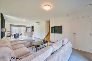 <strong>Zeer energiezuinige, instapklare gezinswoning met centrale ligging - verkoop onder registratierecht</strong><br /><span>Deze instapklare BEN nieuwbouwwoning (houtskeletbouw) is </span><span>gelegen op de Kerkmansstraat 55 te Houthalen op een zuidelijk georiënteerd perceel van 03a24ca. Gelegen in een kindvriendelijke omgeving in een autoluwe, doodlopende straat, maar toch vlakbij belangrijke invalswegen. Deze halfopen bebouwing is kwalitatief afgewerkt en is voorzien van alle nodige comfort. Denk maar aan zonnepanelen met een thuisbatterij, verwarming via een warmtepomp (lucht/lucht) dat zowel zorgt voor koeling als verwarming, ventilatiesysteem type D</span><span>. Verkoop onder registratierecht!<br /></span><span><br />Deze praktisch ingedeelde woning heeft een bewoonbare oppervlakte van +/-145m² en is ingedeeld als volgt:<br /><br />Gelijkvloers: inkomhal met vestiaire en toegang tot het apart toilet. Lichtrijke leefruimte waarin zit-en eethoek met geïntegreerde keuken voorzien van alle comfort. De zwarte, greeploze maatkeuken is afgewerkt met Miele-toestellen en een eiland. Door de grote raampartijen is er een mooi zicht op het groen. Aparte berging. De zuidelijk georiënteerde tuin is omheind, aangelegd met een terras en een handige tuinberging. Zowel de ruime oprit als de carport bieden ruimte voor het parkeren van meerdere wagens. <br /><br />Verdieping 1: nachthal met apart toilet, aparte berging/wasplaats. Moderne badkamer met meubel met dubbele lavabo, ligbad en ruime inloopdouche. Er zijn 4 slaapkamers met oppervlaktes die variëren tussen de 7,5 en 14m².<br /><br />Alle troeven opgesomd:<br />- Indrukwekkend E-peil van -14 (label A+) waardoor een minimaal energieverbruik<br />- Conforme elektriciteitskeuring<br />- 14 Zonnepanelen (4392 kWh) + thuisbatterij<br />- Regenwaterput aangesloten op de toiletten en de buitenkraan<br /><br />Op zoek naar een perfect instapklare woning op een rustige, maar centrale locatie? Neem dan vandaag nog contact op voor een bezoek.<br /><br />Wij ontzorgen je ook voor de <strong>verkoop </strong>van je <strong>huidige woning</strong>! Voor meer uitleg helpen we je graag verder.</span>