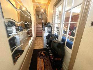 Halfopen bebouwing met grote tuin. De woning heeft 3 slaapkamers op de eerste verdieping en op de tweede verdieping bevindt zich nog de zolder die verder afgewerkt en ingericht kan worden als 4de slaapkamer. <br />Een mooie kans voor een gezin die van dit huis hun thuis willen maken.<br />