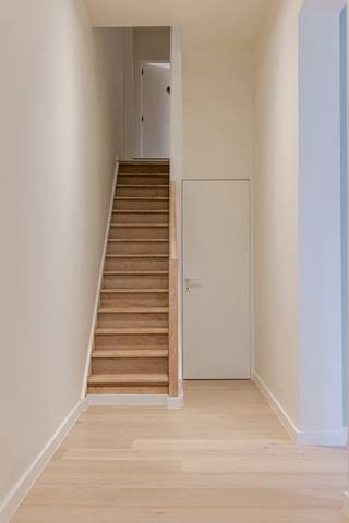 Gerenoveerde woning met vier slaapkamers rondom Gent <br /><br />EPC-score: A <br />MOBISCORE: 8,5/10 <br /><br />Deze woning werd recent volledig gerenoveerd en bevindt zich in een vlot bereikbare straat met een uitstekende verbinding naar het centrum van Gent. <br /><br />De indeling is als volgt: Op het gelijkvloers komt u binnen in de ruime inkomhal met gastentoilet. Doorlopend krijgt u toegang tot de driedubbele leefruimte met open keuken, tevens volledig ingericht met kwalitatieve toestellen (SIEMENS). Het grote schuifraam en de lichtkoepel zorgen voor veel natuurlijk licht in de leefruimte. <br /><br />Via het schuifraam achteraan heeft u toegang tot de charmante stadstuin met aansluitend een terras. De eerste verdieping beschikt over twee slaapkamers, waaronder de master bedroom, een volledig geïnstalleerde badkamer met douche, dubbel wasmeubel en toilet, en ook een wasplaats. De tweede verdieping beschikt nogmaals over twee ruime slaapkamers alsook de tweede badkamer met ligbad en lavabomeubel. <br /><br />Ideaal voor starters, gezinnen, investeerders,.... <br /><br />Zeker een bezoek waard!