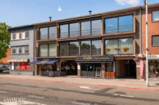 <p><span>In het hart van Schilde vind je dit verzorgde duplex appartement met twee ruime slaapkamers. Een fijne thuisbasis waar licht, ruimte en een centrale ligging mooi samenkomen.</span></p><h2><span>Centraal wonen met ruimte en licht.</span></h2><p><span>Je betreedt het appartement op de eerste verdieping via de inkomhal met apart gastentoilet. De lichtrijke leefruimte voelt meteen aangenaam aan en krijgt extra sfeer dankzij het gezellige haardmeubel. Aansluitend bevindt zich de afzonderlijke, volledig ingerichte keuken, voorzien van recent vernieuwde toestellen.</span></p><h2><span>Een verdieping helemaal voor jezelf.</span></h2><p><span>Via de vaste trap bereik je de bovenverdieping, waar rust en ruimte centraal staan. Hier bevinden zich twee volwaardige slaapkamers, een praktische bergruimte met cv-ketel en de recent vernieuwde badkamer met ligbad, dubbele lavabo, toilet en aansluitingen voor wasmachine en droogkast.</span></p><p><span>Ook de vloeren van het appartement werden recent vernieuwd en geven het geheel een frisse en verzorgde uitstraling.</span></p><h2><span>Hartje Schilde, klaar om thuis te komen.</span></h2><p><span>Dankzij het gunstige EPC-label B woon je hier bovendien energiezuinig. De combinatie van twee ruime slaapkamers, het aangename duplexkarakter en de ligging midden in het centrum maakt dit appartement interessant voor zowel eigen bewoning als investering.</span></p><p><span>Achteraan het gebouw bevindt zich een afzonderlijke garagebox, verplicht mee aan te kopen aan €20.000.</span></p><p><span>Een comfortabele thuis met winkels, horeca en dagelijkse voorzieningen op wandelafstand. Alles dichtbij, en toch je eigen plek om thuis te komen.</span></p><h3><span>Benieuwd of dit jouw nieuwe thuis kan worden? Plan je bezoek met Immoir en kom het zelf ontdekken.</span></h3>