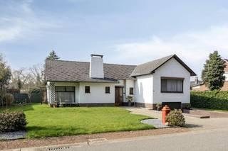 Au Delstraat 8 à Neerharen, nous trouvons cette maison de caractère en duplex datant de 1965. Cette maison convient parfaitement à ceux...
