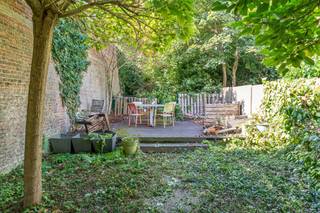 Bent u op zoek naar een instapklaar handelsgelijkvloers of een praktijkruimte met een groot West-gericht terras (+/- 30m²) en tuin ? Gelegen in een herenhuis met hoge plafonds, vlakbij het Station van Leuven, de Bondgenotenlaan en het Ladeuzeplein. Momenteel is dit een tandartsenpraktijk met een receptie, een wachtzaal met apart toilet, een groot West-gericht terras en tuin en ondergrondse kelder.<br />EPC label B - elektriciteit is conform - airco aanwezig - geen asbest. Voor meer info of bezoek kan u me bereiken op 0477 284876 of vincent@immojanstas.be. Bijkomende info en attesten kan U hieronder downloaden ↓