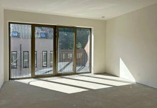 Benieuwd hoe wonen in Residentie ’t Park er in werkelijkheid uitziet?<br /><br />Vanaf begin oktober 2026 kan je het volledig afgewerkte modelappartement bezoeken en zelf de ruimte, lichtinval en afwerkingskwaliteit van het project ervaren.<br /><br />Het modelappartement bevindt zich op de eerste verdieping en biedt 91 m² woonoppervlakte, twee slaapkamers en een terras van 10 m².<br />De ruime leefruimte sluit mooi aan op het terras en vormt samen met de open keuken het hart van het appartement.<br /><br />Voor het modelappartement werd gekozen voor een stijlvolle, eigentijdse afwerking. Grote keramische tegels van 90 x 90 cm geven de leefruimtes een ruimtelijke uitstraling. Een stalen binnendeur tussen de inkomhal en de leefruimte zorgt voor een karaktervol accent, terwijl de royale keuken met keramisch werkblad volledig wordt uitgewerkt als blikvanger van het appartement.<br />Ook de badkamer wordt volledig ingericht en afgewerkt met een sierradiator. Verlichtingsarmaturen worden doorheen het volledige appartement voorzien en alle ruimtes worden volledig geschilderd. Zo krijg je tijdens je bezoek een compleet beeld van hoe een afgewerkt appartement in Residentie ’t Park kan aanvoelen.<br /><br /> LIEVER JE AFWERKING ZELF APPARTEMENT KIEZEN? <br />Naast het modelappartement zijn er in Residentie ’t Park nog andere tweeslaapkamerappartementen beschikbaar.<br />Hier krijg je de mogelijkheid om de afwerking nog naar eigen smaak te kiezen en van je nieuwe appartement echt jouw thuis te maken.<br /><br /> Aankoop mogelijk aan 6% btw <br />Residentie ’t Park komt in aanmerking voor het verlaagde btw-tarief van 6% voor sloop en heropbouw, onder de wettelijke voorwaarden.<br />Dit is mogelijk voor zowel eigen bewoning als voor investeerders die aan de geldende voorwaarden voldoen.<br />Ontdek het zelf vanaf begin oktober 2026.<br /><br />Maak een afspraak en ervaar ter plaatse de ruimte, afwerking en woonkwaliteit van Residentie ’t Park.<br />03 337 50 70 - www.vbpartners.be/nieuwbouw