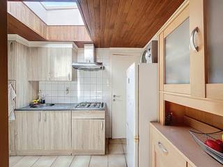 Indeling:- woonkamer met zithoek en eetplaats- keuken met gasfornuis en dampkap- badkamer met douche, toilet en lavabo met ruimte oor wasmachine- 2 ruime slaapkamersCentrale ligging, op wandelafstand van winkels, scholen, openbaar vervoer en alle stadsvoorzieningen.Waarom investeren in deze woning?- Stabiel huurrendement: Dankzij de samenwerking met het SVK geniet je van zekerheid en continuïteit van inkomsten tot minstens eind augustus 2029.- Beheer zonder zorgen: Het sociaal verhuurkantoor staat in voor het volledige huurbeheer, inclusief huurdersselectie, opvolging en eventuele herstellingen binnen het huurcontract.- Geen leegstandrisico- Betaalbare instapprijs voor een opbrengsteigendom- Goede ligging met blijvende verhuurpotentieInteresse in deze woning? Neem dan snel contact op 09 377 88 77.Dit pand is onderworpen aan de renovatieverplichting van de Vlaamse overheid voor residentiële gebouwen (behoudens bij sloop binnen 5 jaar na de aankoop). Consulteer voor meer informatie de website van het Vlaams Energie- en Klimaatagentschap via https://www.vlaanderen.be/een-woning-kopen/renovatieverplichting-voor-residentiele-gebouwen