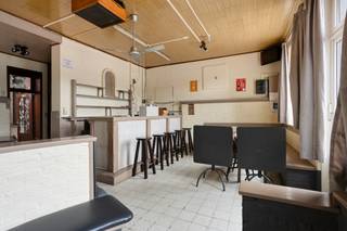 <p>Deze handelswoning met woonst in Denderleeuw is centraal gelegen aan het station en biedt tal van mogelijkheden voor ondernemers die werk en privé willen combineren. Dankzij de uitstekende ligging geniet het pand van een goede visibiliteit en bereikbaarheid.</p><p>Op het gelijkvloers bevindt zich een voormalige horecazaak met een polyvalente ruimte, keuken en sanitaire voorzieningen. Deze indeling maakt het pand geschikt voor diverse commerciële activiteiten.</p><p>De eerste verdieping omvat twee slaapkamers, een badkamer en een terras. Op de tweede verdieping bevindt zich een ruime leefruimte die flexibel kan worden ingericht.</p><p>Bent u op zoek naar een handelswoning in Denderleeuw met woonst en potentieel, dan is dit pand zeker een bezoek waard.</p>
