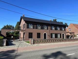 BEZOEK AANVRAGEN ENKEL MOGELIJK VIA VOLGENDE LINK: https://verlinden.mijnhuurprofiel.be/property/82b12801-b9f6-43e0-a008-be2193c110a5<br /><br />Deze woning is rustig gelegen in Mol-Heidehuizen doch dichtbij een (lagere) school, supermarkt en met een vlotte verbinding naar Mol-Centrum en omliggende gemeenten.<br /><br />Via de inkomhal kom je in de ruime leefruimte die opgedeeld is in een zit- en eethoek.<br />De keuken is voorzien van een kookplaat, afzuigkap, spoeltafel, betegeld aanrecht en voldoende opbergruimte. <br />Verder vind je op het gelijkvloers nog een toilet, wasplaats en bergruimte.<br /><br />De nachthal geeft toegang tot 2 slaapkamers en de betegelde badkamer met lavabo, douche en toilet. <br /><br />Verder beschikt de woning over een gezellige tuin met garage.<br /><br />Huurprijs: € 950/maand | beschikbaar: 01/03/2026 | EPC: 229 kWh/m² (label C)