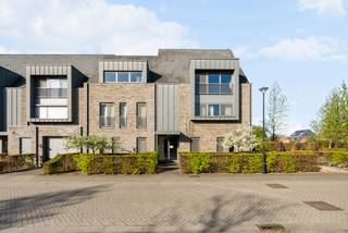 Well-located ground floor apartment with 2 bedrooms and spacious terrace.<br />This attractive apartment is located in the last building of an apartment complex on Kerstraat in Geel.<br />Due to its location, it has a quiet setting and pleasant views of the communal garden.<br />Upon entering, we find a hallway with a guest toilet and coat closet. The hallway provides access to the two bedrooms and the bathroom with a shower and double sink. The spacious living room with open kitchen enjoys plenty of natural light and overlooks the large terrace and communal garden through large sliding windows.<br />The kitchen is equipped with a breakfast nook, generous worktop, sink, dishwasher, ceramic hob with extractor hood, combination oven and fridge, as well as a pantry.<br />A parking space for the car is included and located right next to the apartment.