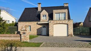 Op de rand van het centrum gelegen villa met tuin op een perceel van 7 are 90 ca. <br />Goede verkeersverbinding naar Mechelen.<br />Omvat: inkomhal, wc, living met open ingerichte keuken, garage, wasplaats, 4 slaapkamers en 2 bad-douchekamers (waarvan 1 slaapkamer en 1 badkamer op het gelijkvloers). <br />Achteraan overdekt terras.<br />Totale vloeroppervlakte: ±220m² + bijgebouw.<br />Afzonderlijk bijgebouw met wc en berging.<br />CV op aardgas hoogrendement condenserend. EPC: 212 kWh/m² jaar - energielabel C - UC: 3695110-RES-1. Ki 1.760 euro.<br />Bouwjaar: 2012.<br />De woning is momenteel verhuurd en kan opgezegd worden door kopers voor eigen gebruik mits vooropzeg van minimum 6 maanden vanaf de notariële akte.<br />Stedenbouwkundige vastgoedinfo in aanvraag (woongebied en achteraan in woonuitbreidingsgebied).<br />Niet overstromingsgevoelig - gebouwscore A - perceelscore A.