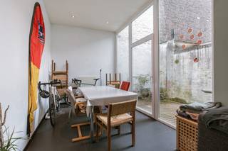 Vier slaapkamerwoning op top locatie te Gent Zuid!Mobiscore: 9,4/10!Deze woning onderging een renovatie in 2006 en bevindt zich vlakbij het...