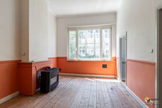 <p><span>Het pand is op wandelafstand gelegen van alle supermarkten, winkels en openbaar vervoer. Verder is er een vlotte verbinding met in- en uitvalswegen, zodat u zich steeds vlot in alle windrichtingen weet te verplaatsen. </span></p><p><span> </span></p><p><span>Het appartement bevindt zich op het 1ste verdiep van een kleinschalig gebouw van 3 hoog, met aparte meters. Verder beschikken alle ramen over dubbele PVC-beglazing. De vaste kosten bedragen 10 euro / maand voor verbruik gemene delen.</span></p><p><span> </span></p><p><span>We betreden het appartement in een centrale hal  waar we toegang hebben tot de badkamer en leefruimte. Deze is afgewerkt met een lavabomeubel, douche en toilet.  Aan de achterzijde van de woning bevindt zich een slaapkamer.  Vooraan situeert zich de leefruimte met een apart geïnstalleerde keuken. De keuken is voorzien van alle comfort: kookvuur, dampkap, spoelbak, in gebouwde frigo. Via de gemeenschappelijke hal bereikt men een aparte opbergruimte aanwezig met aansluiting voor de wasmachine en droogkast. Voor meer info of een gratis schatting surf naar </span><span><span>www.hansimmo.be</span></span><span>.</span></p><p><span> </span></p>