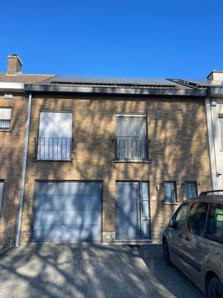 Rijwoning in een rustige doodlopende straat. Huis met 3 slaapkamers, badkamer, living, keuken, berging, 2 toiletten, garage, tuin en een oprit met plaats voor 2 wagens. Gelegen in een rustige buurt maar toch dicht genoeg bij het centrum en het station. Snelle toegang tot de E40.