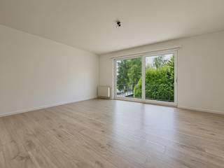 Dit verzorgd appartement is gelegen op de tweede verdieping van een gebouw zonder lift. Indeling: een inkomhal met apart toilet en handenwasser, een woon- en eetkamer 24m² op laminaat met toegang tot het Zuid-West georiënteerde balkon met opbergkast, een open keuken die is uitgerust met een oven, een inductievuur, een vaatwasser, een koelkast, een diepvries en een microgolfoven. Er zijn 2 slaapkamers (8m² en 14m²) en een badkamer die voorzien is van een ligbad/douche, een wastafel en een aansluiting voor uw wasmachine/droogkast. Tevens is er een kleine aparte bergruimte in het appartement en een privatieve berging op het gelijkvloers. Geen algemene kosten! Op een steenworp van het centrum van Brasschaat, het openbaar vervoer, winkels, scholen, ...