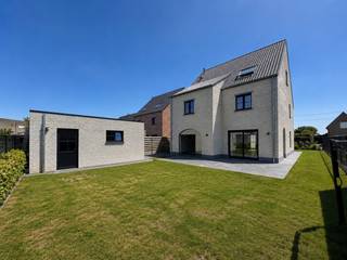 Te koop aan registratierechten (2% of 12%) <br />Deze uitzonderlijk afgewerkte nieuwbouwwoning uit 2023 combineert een rustige ligging met royale leefruimtes en een hoogwaardige afwerking. Gelegen op een uitstekende locatie in Assenede geniet u hier van alle comfort, ruimte en energiezuinigheid die een moderne woning te bieden heeft.<br />Met een bewoonbare oppervlakte van maar liefst 273 m² op een perceel van 460 m² biedt deze woning een unieke woonervaring. De afwerking werd tot in de kleinste details verzorgd, waardoor u enkel nog hoeft te verhuizen en te genieten.<br />Een absolute meerwaarde is de aanwezigheid van zowel een inpandige garage als een afzonderlijke, volwaardige tweede garage. Deze extra ruimte biedt tal van mogelijkheden en is een zeldzame troef bij recente nieuwbouwwoningen. Ideaal voor een tweede wagen, fietsen, opslag, hobbyruimte of een zelfstandige activiteit aan huis.<br />Troeven van deze woning<br />- Bewoonbare oppervlakte van 273 m²<br />- Zeer energiezuinig met E-peil 27<br />-Totale vloerverwarming (uitgezonderd de zolderverdieping)<br />-Ventilatiesysteem C+<br />- 5 zeer ruime slaapkamers<br />- Praktische bureauruimte geïntegreerd in de leefruimte<br />- Ruime, luxueuze maatkeuken voorzien van Miele-toestellen<br />- Stijlvolle badkamer met ligbad, inloopdouche en apart toilet<br />- Inpandige garage én een aparte, volwaardige tweede garage<br />- Aangelegde opritten en tuin<br />- Verkoop onder registratierechten<br /><br />Deze woning werd gerealiseerd door een gerenommeerde bouwfirma en onderscheidt zich door haar ruimte, afwerkingsgraad en energiezuinig karakter.<br />Een absolute aanrader voor wie op zoek is naar een instapklare gezinswoning met alle hedendaagse comfort op een uitstekende locatie. Meer info? Bel WIJSvastgoed !