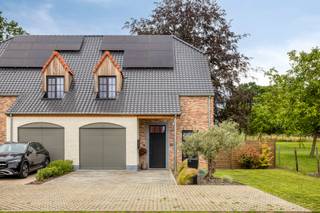 Deze stijlvolle en uiterst energiezuinige woning uit 2023 combineert modern wooncomfort met rust en ruimte. Met een indrukwekkend E-peil van 14 voldoet deze BEN-woning aan de hoogste energienormen, wat resulteert in een bijzonder laag energieverbruik en optimaal wooncomfort.<br /><br />De woning beschikt over een bewoonbare oppervlakte van maar liefst 220 m² en biedt alles wat een hedendaags gezin nodig heeft. Op de verdiepingen bevinden zich 4 volwaardige slaapkamers en een ruime badkamer. Daarnaast is er ook een aparte bureauruimte op de gelijkvloerse verdieping. De kwalitatieve afwerking en doordachte indeling zorgen voor een instapklaar geheel waar comfort centraal staat.<br /><br />Een absolute troef is de ligging: hoewel de woning zich nabij de steenweg bevindt, is ze achterin het perceel ingeplant. Hierdoor geniet u van maximale rust en privacy, zonder hinder van verkeer of geluid. Tegelijk bevindt u zich op een strategische locatie met alle voorzieningen binnen handbereik. Het commerciële centrum Gouden Kruispunt, de oprit van de E314, openbaar vervoer en diverse winkels, scholen en horecazaken bevinden zich op korte afstand.<br /><br />Op het perceel van 10 are geniet u bovendien van een aangename buitenruimte. De dubbele oprit en de garage bieden ruime parkeergelegenheid voor meerdere wagens.<br /><br />Bent u op zoek naar een recente, ruime en uiterst energiezuinige gezinswoning die rust combineert met een uitstekende bereikbaarheid? Neem contact met Alexander via 0479 79 86 94 of alex@sophimo.be!
