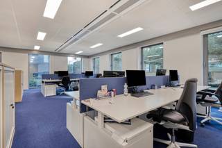 <p><strong><span>ALGEMEEN</span></strong></p>
<p><span>Hoogwaardige kantoorruimte van ca. 1.116 m² op de gelijkvloerse verdieping van The Ultimate, gelegen aan de Berchemstadionstraat 72 in Berchem. De kantoorruimte biedt een professionele en flexibele werkomgeving en is geschikt voor bedrijven die op zoek zijn naar een representatieve en goed bereikbare kantoorlocatie.</span></p>
<p><span>Dankzij de ligging op ca. 1,4 km van station Antwerpen-Berchem en de nabijheid van diverse bus- en tramverbindingen is de locatie vlot bereikbaar met zowel de wagen als het openbaar vervoer. Binnen het gebouw kunnen bovendien verschillende gemeenschappelijke vergaderruimtes worden gebruikt, met oppervlaktes van ca. 14 tot 425 m² en mogelijkheid tot catering.</span></p>
<p><strong><span>KENMERKEN</span></strong></p>
<ul>
<li><span>Kantoorruimte van ca. 1.116 m²</span></li>
<li><span>Gelijkvloerse verdieping</span></li>
<li><span>Flexibele en professionele werkomgeving</span></li>
<li><span>Gemeenschappelijke als privatieve vergaderruimtes</span></li>
<li><span>Vergaderruimtes van ca. 14 tot 425 m²</span></li>
<li><span>Goede bereikbaarheid met openbaar vervoer</span></li>
<li><span>Parkeermogelijkheden beschikbaar</span></li>
<li><span>Nabij diverse eet- en lunchmogelijkheden</span></li>
</ul>
<p><strong><span>FINANCIEEL</span></strong></p>
<p><span>Huurprijs kantoor: €150/m²/jaar </span><br /><span>Gemeenschappelijke kosten: +- €30/m²/jaar </span><br /><span>Onroerende voorheffing: +- €17,22/m²/jaar <br /></span><br /><span>Jaarlijkse huurprijs: €167.400/jaar </span><br /><span>Maandelijkse huurprijs: €13.950/maand </span></p>
<p><span>Parkeerplaatsen: €1.500/plaats/jaar excl. BTW</span></p>