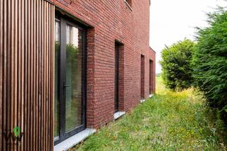 Op een boogscheut van de Lembeekse bossen, aan de Vierweegse richting Sleidinge, vinden we dit duurzame nieuwbouwproject terug van 4...