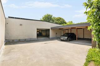 <p>Commercieel top gelegen kantoor/praktijk met atelier + potentiële woonst, en ruime parking te Waregem.</p><p>Op een uiterst strategische locatie langs de E17 en nabij belangrijke invalswegen bevindt zich dit volledig gerenoveerde en perfect onderhouden commercieel pand + potentiële woonst (aparte huisnummers) met uitstekende visibiliteit.<br />Deze eigendom bestaat uit een kantoor/praktijkgedeelte + woonst van ca. 300 m² gecombineerd met een ruim atelier/garage van ca. 300 m², waardoor dit pand ideaal is voor vrije beroepen, showroomactiviteiten, dienstverlening, opslag of een combinatie van kantoor met woonst, en operationele activiteit.</p><p>Troeven:<br />* Commercieel en strategisch zeer sterke ligging, Uitstekende bereikbaarheid via op- en afrit E17<br />* Zeer goede visibiliteit langs drukke verbindingswegen<br />* Ca. 300 m² kantoor/praktijkruimte + woonst <br />* Ca. 300 m² atelier/garage<br />* Volledig gerenoveerd en perfect onderhouden -- 2 keukens en douchemogelijkheid, en voorzien van ZONNEPANELEN <br />* Ruime privatieve parking</p><p>Dankzij de combinatie van bereikbaarheid, zichtlocatie, parking en multifunctionele ruimtes vormt dit pand een uitzonderlijke opportuniteit voor ondernemers die op zoek zijn naar een professionele uitvalsbasis met uitstraling.</p><p>Bezoek na afspraak met IMMO BEGUIN: info@immobeguin.be</p>