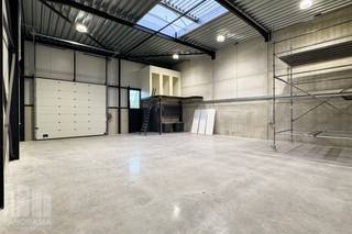 Nieuwbouw <strong>KMO-units </strong>van <strong>183 m² tot 235 m²</strong>, elk voorzien van een privatieve parkeerplaats, te huur.<br /><br />Uitstekend gelegen aan de rand van Brussel in Zellik, nabij de bedrijvige Pontbeeklaan (N9), die op slechts 2 km een vlotte verbinding biedt met de<strong> R0 en E40</strong> via de op- en afrit Groot-Bijgaarden.<br /><br />De casco KMO-units beschikken over een<strong> vrije hoogte van 6 m</strong> en zijn opgebouwd uit een staalconstructie in combinatie met beton (3 m hoog) en sandwichpanelen. Elke unit is toegankelijk via een <strong>automatische sectionale poort </strong>van 4 m H x 4 m B, aangevuld met een toegangsdeur. Verder zijn de units voorzien van een polybetonvloer, lichtstraat met rookluik, ruime privatieve parkeerplaats(en), branddetectie en individuele nutsleidingen voor water, elektriciteit (32 A) en data.<br /><br />Daarnaast beschikt elke unit over een privatieve <strong>regenwaterput van 5.000 liter</strong>. De dakstructuur is geschikt voor het plaatsen van zonnepanelen (15 kg/m²) en technische installaties (5 kg/m²).<br /><br />Deze KMO-units zijn ideaal voor starters, zelfstandigen en ondernemingen met beperkte opslag- of werkruimte, dankzij de uitstekende bereikbaarheid nabij de<strong> R0, E19 en E40.</strong><br /><br />Contacteer <strong>PANORAMA B2B</strong> voor bijkomende (technische) inlichtingen, plannen of een vrijblijvend plaatsbezoek via <strong>0477 07 30 30.</strong>