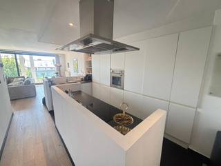 <br />Prachtig modern appartement met terras en panoramische ramen op de 5de verdieping in de Theaterbuurt op wandelafstand van winkels, restaurants, openbaar vervoer.<br /><br />Indeling:<br />Het appartement heeft een eigen lift dat rechtstreeks toegang biedt tot de lichtrijke leefruimte met aansluitend een volledig ingerichte open keuken. Aan de achterzijde bevinden zich twee slaapkamers die een badkamer met inloopdouche en dubbele lavabo delen. Het appartement beschikt ook over een wasruimte en een berging in de kelder. <br /><br />Het appartement geniet een uitermate luxueuze afwerking met parketvloeren.<br />Algemene onkosten bedragen € 145 per maand.<br />Fietsenstalling en aparte berging voorzien in de kelder.<br /><br />Nutsvoorzieningen volledig individueel.<br />Beschikbaar vanaf 1 juni 2026.