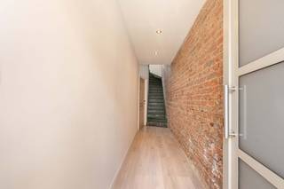Welkom in deze charmante en instapklare gezinswoning, gelegen aan de populaire Guido Gezellelaan 175 in Heule 🌿. Een ideale thuis voor wie op zoek is naar een perfecte balans tussen een rustige woonomgeving en een centrale ligging nabij Kortrijk! Deze woning is met zorg onderhouden en biedt een warme, uitnodigende sfeer met tal van authentieke elementen en moderne accenten.<br /><br /><strong><u>📍 Ligging:</u></strong><br />De woning is uitstekend gelegen in het hart van het gezellige Heule (Kortrijk). Op wandel- en fietsafstand vind je het bruisende dorpscentrum met diverse winkels, scholen, bakkers en gezellige horecagelegenheden 🚴‍♂️☕. Bovendien geniet je van een vlotte verbinding naar de belangrijkste invalswegen (R8, A17/E17) en het centrum van Kortrijk. Rustig wonen met alle stadsfaciliteiten binnen handbereik!<br /><br /><u><strong>Indeling:</strong></u><br /><br /><u>Gelijkvloers:</u><br />Inkomhal die leidt naar de ruime en sfeervolle woonkamer. De grote raampartijen zorgen voor een prachtige lichtinval en een indirect contact met het veranda, terras en de tuin. Aansluitend vind je de nieuwe keuken, die functioneel is ingericht en voorzien van alle nodige comfort. Via de eetkamer is er toegang tot de handige kelder (voor extra opslag) en de wasplaats/berging. De keuken geeft ook uit aan een veranda. Een extra ruimte met veel potentieel! <br /><br /><u>1ste verdieping: </u><br />De nachthal biedt toegang tot 2 ruime slaapkamers met mooie houten vloeren en een verzorgde badkamer voorzien van een lavabomeubel, toilet en douche/ligbad 🛁.<br /><br /><u>Zolder: </u><br />De zolderruimte is toegankelijk via een vaste trap en kan ingericht worden als een royale 3de slaapkamer ✨.Deze ruimte kan ook perfect dienen als master bedroom, hobbykamer of bureau.<br /><br /><strong><u>🌳 Tuin &amp; Buitenruimte:</u></strong><br />Aan de achterzijde geniet je van een aangenaam terras en een diepe, zonovergoten tuin 🌻. Een ideale plek voor zomerse barbecues, spelende kinderen of om simpelweg tot rust te komen in het groen. De tuin is volledig omheind en biedt voldoende privacy.<br /><br /><u>🔑 Troeven van de woning:</u><br />✔️ Instapklaar en recent gerenoveerd✨<br />✔️ 3 volwaardige slaapkamers, waarvan één ruime zolderkamer<br />✔️ Gezellige zuidgerichte stadstuin met aangenaam terras 🌞<br />✔️ Toplocatie in Heule, dicht bij winkels en scholen<br />✔️ Kelder aanwezig voor extra bergruimte<br /><br /><strong><u>🌡️ Energie &amp; Technieken:</u></strong><br />✔️Verwarming: Efficiënte centrale verwarming met een condenserende gasketel (geplaatst in 2026).<br />✔️Beglazing: Grotendeels voorzien van hoogrendementsbeglazing.<br />✔️Isolatie: Het platte dak voldoet reeds aan de energiedoelstellingen. <br />✔️Ventilatie: Er zijn reeds ventilatievoorzieningen aanwezig in de woning.<br /><br />💬 Interesse in deze instapklare topper? Neem snel contact op met <strong>Dominique +32 476 77 31 31</strong> of <strong>dominique@vastgoedcanniere.be</strong> en ontdek jouw toekomstige droomwoning!<br /> 
