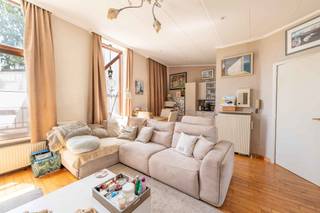 Karaktervol herenhuis op een uitzonderlijke locatie met prachtig uitzicht op het Baudelopark. <br /><br />Deze ruime woning beschikt over een bewoonbare oppervlakte van 269 m², 3 à 4 slaapkamers (afhankelijk van de indeling), 3 badkamers, kelder en een unieke buitenruimte. <br /><br />Dankzij de brede gevel heeft elke verdieping 3 ramen, wat zorgt voor een overvloed van licht in elke ruimte. <br />Belangrijke energetische werken zijn al uitgevoerd zoals de geïsoleerde voor- en achtergevels en het geïsoleerde dak. Met een nieuwe verwarmingsketel kan het huidige EPC D bovendien worden verbeterd naar EPC C.<br /><br />Indeling als volgt: <br />Gelijkvloers: De inkomhal geeft toegang tot een eerste aangename leefruimte, eetkamer, charmante veranda, recente keuken met kwalitatieve toestellen, een eerste badkamer (toilet, lavabo, douche), eerste deel van de buitenruimte, praktische berging en een droge kelder. <br /><br />Eerste verdieping: Lichtrijke leefruimte met kitchenette, tweede badkamer met ligbad en een apart toilet. Ruime slaapkamer met directe toegang tot het tweede terras,<br /><br />Tweede verdieping: Ruime slaapkamer met lavabo en nog een leefruimte die kan dienen als extra slaapkamer of hobbyruimte.<br /><br />Derde verdieping/zolder: Polyvalente ruimte, momenteel een slaapkamer, bad en douche aanwezig. <br /><br />Kortom: een ruim stadshuis voor wie op zoek is naar charme, comfort en een unieke ligging in het centrum van Gent.<br /><br />Mis deze unieke woning niet! Contacteer ons voor een bezoek of meer info.<br />092678575<br />tbaete@trevi.be