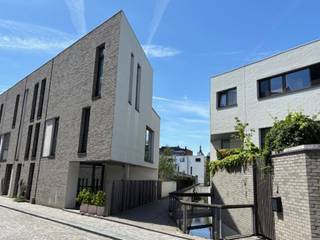 In het historische hart van Mechelen, in het Clarenhof, wacht deze charmante bel-étagewoning met 1 slaapkamer.Via je eigen private stoep (19m²) kom...