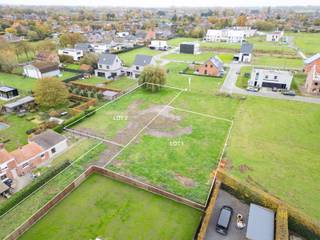 Ontdek deze villapercelen in de gezellige dorpskern van Damme-Sijsele. Je woont er in een rustige, doodlopende straat in de buurt van winkels (supermarkten op 1,4 km), scholen (basisschool op 900 m) en openbaar vervoer (bushalte op 900 m) en dit op een kwartiertje rijden van Brugge. Geniet van de prachtige natuur in de omgeving, ideaal voor ontspannende wandel- en fietstochten, onder andere in het Ryckevelde Bos, de Schobbejakshoogte en langs de schilderachtige Damse Vaart.
Deze bouwgrond, bestemd voor een vrijstaande woning, is 922 m² groot en biedt tal van mogelijkheden: een gezinswoning, een kangoeroewoning of zorgwonen. Hier bouwen we jouw nieuwe, energiezuinige woning volledig op maat, tegen een vaste prijs. De grootte van het perceel en de ruime stedenbouwkundige voorschriften bieden je tal van mogelijkheden. We bouwen er jouw woning, volledig op maat, tegen een vaste prijs.
Contacteer ons en ontdek alle mogelijkheden op deze prachtige locatie.