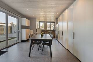 Cette maison lumineuse offre beaucoup d'espace pour les familles, les travailleurs à domicile ou les personnes ayant des projets...