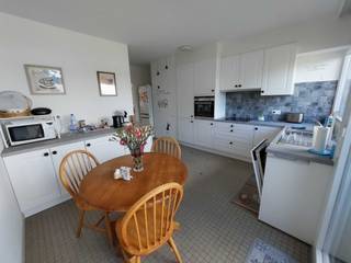 Gerenoveerde en lichtrijke appartement op de 2de verdieping biedt een unieke woonervaring dankzij zijn open uitzicht en twee terrassen aan de voor-...