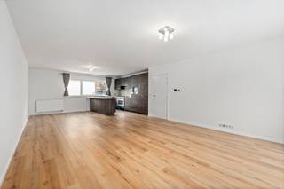 <p><u><strong>Te koop:</strong></u> instapklaar appartement in Sint-Stevens-Woluwe, centraal gelegen met vlotte aansluiting op invalswegen.<br />Dit recente appartement (bouwjaar 2014) combineert modern comfort met een uitstekende ligging. Dankzij de centrale locatie geniet u van een vlotte verbinding naar Brussel en omliggende gemeenten, terwijl winkels, scholen en parken zich op wandelafstand bevinden. Het pand is perfect onderhouden en klaar voor onmiddellijke bewoning, ideaal voor wie een zorgeloze verhuis wil.<br /><br /><u><strong>Belangrijkste ruimtes:</strong></u><br />• Ruime living (25 m²) met veel lichtinval<br />• Moderne keuken (20 m²) met voldoende werkruimte<br />• Berging (6 m²) voor extra opslag<br />• Hal (3 m²) die de ruimtes verbindt<br />• Apart toilet (2 m²)<br />• Slaapkamer (17 m²) met plaats voor een dubbel bed<br />• Tweede slaapkamer (10 m²), ideaal als logeer- of kinderkamer<br /><br /><u><strong>Troeven:</strong></u><br />• Instapklaar en goed onderhouden<br />• Zonnepanelen<br />• Centrale ligging met aansluiting op invalswegen<br />• Winkels, scholen en parken in de directe omgeving<br /><br />Meer informatie? Contacteer Joery Van De Gucht via +3223351115<br />JOUW DROOMAPPARTEMENT. ZO GEVONDEN!</p>