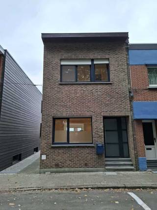 Instapklare halfopen woning in rustige doodlopende straat tegenover het parkOntdek deze charmante, instapklare halfopen woning met 2 slaapkamers,...