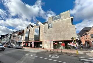 Bent u op zoek naar de meest prominente plek voor uw zaak in het hart van Oostkamp? Dit iconische hoekpand (voormalig "DECOTEX") combineert een...