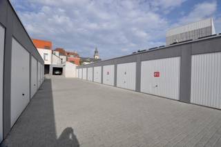 Deze recent gebouwde garage (P8) is gelegen naast het Sint-Pietersplein te Gent. Ideale ligging voor omwonenden of voor studenten die tijdens de schoolweek met de wagen naar Gent komen. Het complex is beveiligd met een automatische poort die geopend kan worden met een sleutel.