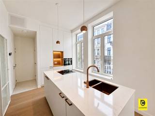 Instapklaar, gerenoveerd 2 slaapkamer appartement met terras op toplocatie in het hartje Antwerpen-Zuid!In de populaire Brederodestraat, op...