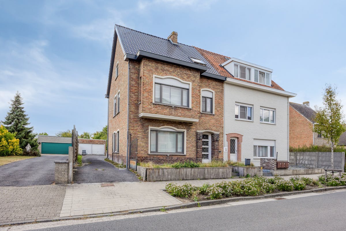 Ruim halfopen huis met 3 slaapkamers te koop in Eeklo - foto 1