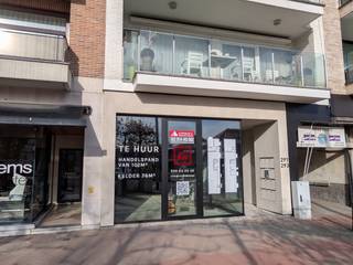 À LOUER: superbe espace commercial sur la Kustlaan<br /><br />Le rez-de-chaussée se compose d'un espace de vente (HP 350 cm) de 102 m². <br />Sous-sol de 76 m² avec HP 236 cm.<br /><br />Situé à proximité immédiate de Absolute Art Gallery, Liu Jo, 7 For All Mankind, Chrisma,...<br /><br />L'espace commercial est loué en état brut, les réseaux sanitaires sont prévus.<br />La taxe foncière est à la charge du locataire.<br />L'espace sera disponible à partir de mi-septembre.