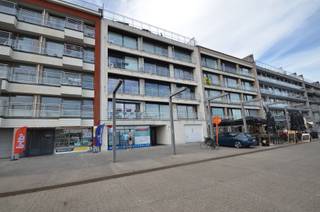 Ruim handelspand met leefruimte gelegen op de Rederskaai te Zeebrugge. Handelsruimte bestaande uit vooraan kantoorgedeelte (mogelijks om te vormen...