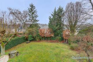 <p>Met een bewoonbare oppervlakte van ca. 300 m² en een gevelbreedte van 13 meter geniet deze woning van indrukwekkende volumes en een aangename lichtinval. De westgerichte tuin zorgt ervoor dat u volop kan genieten van zonnige namiddagen en lange zomeravonden in alle rust en privacy.<br />De villa biedt een bijzonder flexibele indeling, ideaal voor moderne gezinnen die ruimte wensen voor thuiswerk, hobby’s of een praktijk aan huis.<br />Indeling en  troeven:<br />•    5 volwaardige slaapkamers<br />•    1 bureau, ideaal voor thuiswerk<br />•    1 polyvalente ruimte (fitness, speelkamer, home cinema of extra slaapkamer)<br />•    3 badkamers<br />•    4 toiletten<br />•    Zeer ruime kelder met tal van mogelijkheden (opslag, hobbyruimte, wijnkelder)<br />•    zeer Energiezuinig met EPC-score B, een uitzonderlijk pluspunt voor een villa van dit volume<br />Het perceel van 774 m² biedt een zeldzame combinatie van ruimte, rust en privacy, terwijl winkels, scholen en belangrijke verbindingswegen zich op korte afstand bevinden.<br />Een unieke opportuniteit voor wie op zoek is naar een ruime, exclusieve villa op een toplocatie.<br />contacteer ons nu voor één van onze eerste bezoekmomenten</p>