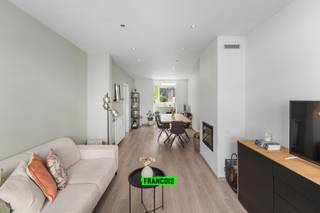 Deze smaakvol gerenoveerde woning bevindt zich in een rustige woonwijk, op korte afstand van het bruisende stadscentrum van Blankenberge. Hier geniet u van het beste van twee werelden: de levendigheid van de stad binnen handbereik, gecombineerd met een aangename woonrust. Bovendien zijn het station, de zee en de Blankenbergse Jachthaven vlot bereikbaar.<br /><br />Bij het binnenkomen wordt u verwelkomd in een verzorgde inkomhal die uitgeeft op de lichtrijke leefruimte met gezellige eetplaats. De aansluitende, ruime keuken werd stijlvol vernieuwd en is volledig uitgerust volgens de hedendaagse normen – ideaal voor wie houdt van comfort en functionaliteit. Op het gelijkvloers vindt u bovendien een gastentoilet, een polyvalente ruimte (perfect als bureau of hobbykamer) en een praktische berging die momenteel dienstdoet als wasplaats.<br /><br />Op de eerste verdieping bevinden zich twee volwaardige slaapkamers met aangename lichtinval. De nachthal is voorzien van maatkasten die extra bergruimte creëren. De ruime badkamer is volledig uitgerust en biedt alle comfort met een tweede toilet, dubbele wastafel, ligbad en een grote inloopdouche.<br /><br />De recent heraangelegde buitenruimte vormt een echte troef: een zonnige en onderhoudsvriendelijke buitenruimte waar u in alle rust kan genieten. Ook hier is een extra berging voorzien voor bijkomende opslag.<br /><br />Kortom, een instapklare woning met hoogwaardige afwerking op een uitstekende ligging – ideaal voor wie comfortabel en zorgeloos wil wonen.<br /><br />