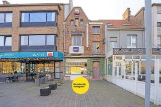 Handelshuis / projectgrond op topligging aan de Kaai – Nieuwpoort-Stad<br /><br />Op een uiterst commerciële en centrale ligging aan de Kaai van Nieuwpoort-Stad bevindt zich dit karaktervolle handelshuis met uitzonderlijk ontwikkelingspotentieel. Dankzij de ruime bewoonbare oppervlakte van 186 m², een gevelbreedte van 5,70 m en meerdere verdiepingen kan dit pand perfect aangewend worden als projectgrond (herontwikkeling of herbestemming mogelijk, mits vergunning).<br /><br />Het gelijkvloers omvat een commerciële ruimte met keuken en sanitair; de bovenliggende verdiepingen tellen 6 slaapkamers, wat tal van mogelijkheden biedt voor wonen, verhuur of projectmatige invulling. Het gebouw dateert van 1930 en is volledig te renoveren (EPC F – renovatieplicht), wat kansen biedt om dit pand te transformeren naar hedendaagse normen.<br /><br />Ideaal voor investeerders, projectontwikkelaars of ondernemers die op zoek zijn naar een pand met zichtlocatie, volume en flexibiliteit in het hart van Nieuwpoort-Stad.<br /><br />Ref. NI25662