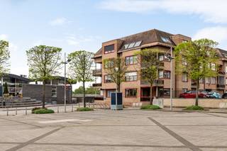 Zeer gunstig en rustig gelegen appartement aan de Kaai-Heldenplaats in Boom, dat een open &amp; aangenaam uitzicht op het plein biedt.  Dit eigendom bevindt zich op wandelafstand van het centrum van Boom met alle winkels, scholen en het openbaar vervoer.  De oprit van de A12 Antwerpen-Boom ligt op slechts enkele minuten rijden.  <br /><br />Dit gebouw werd opgetrokken in 1994.  Het appartement bevindt zich op het gelijkvloers &amp; er is een LIFT aanwezig.  Het heeft een zeer goede EPC score (Label B) en het is volledig asbestveilig.  Het dak werd vernieuwd en volledig geïsoleerd &amp; een nieuwe individuele condensatieketel van Vaillant werd in 2025 geplaatst.   Dit eigendom werd steeds zeer goed onderhouden en is volledig instapklaar!     <br /><br />De <strong>indeling</strong> is als volgende:<br /><strong>-1: </strong>een privatieve berging, een gemeenschappelijke fietsenberging en mogelijkheid tot aankoop autostaanplaats nr 22 <br /><strong>GLVL: </strong>een inkomhall, 3 slaapkamers met ingemaakte kasten, een berging, een apart toilet, een modern ingerichte badkamer, een woonkamer, een nieuw volledig ingerichte keuken en een overdekt terras met elektrische zonnescreens.<br /><br />📞 Contacteer ons vandaag nog voor een afspraak ter plaatse via info@leximmo.be of 03/459.99.99!<br /><br /> 