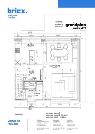 In een rustige buurt in Kuurne worden 3 moderne nieuwbouwwoningen gerealiseerd met oog voor kwaliteit, comfort en duurzaamheid. Deze woningen worden gebouwd volgens de nieuwste EPB-normen en zijn voorzien van vloerverwarming, een lucht/water warmtepomp (Daikin) en zonnepanelen – ideaal voor wie energiezuinig wil wonen.<br /><br />Elke woning beschikt over:<br />- Een lichtrijke leefruimte met open keuken<br />- 3 slaapkamers<br />- Badkamer met bad én douche<br />- Apart toilet op elk niveau<br />- Diverse bergingen, zolderluik én privatieve tuin met terras<br />- Parkeerplaats(en) bij te kopen<br />- Uitweg via een poortje achteraan de tuin<br /><br />De strakke architectuur combineert een wit-grijze gevelsteen met zwarte/antraciet ramen in pvc en een zwart hellend dak. Alle woningen zijn voorzien van superisolerend glas, ventilatiesysteem D en een regenwaterput van 7.500L.<br /><br />Troeven:<br />✅ Vloerverwarming op beide verdiepingen<br />✅ Lucht/water warmtepomp + zonnepanelen<br />✅ Ventilatiesysteem D met warmterecuperatie<br />✅ Energiezuinig en onderhoudsvriendelijk<br />✅ Rustige ligging nabij centrum en voorzieningen<br /><br />De opgegeven prijs is btw exclusief en zonder aankoopkosten. <br />Mogelijkheid aan 6% btw op constructiewaarde en 12% registratierechten op grondwaarde indien voldaan aan voorwaarden.