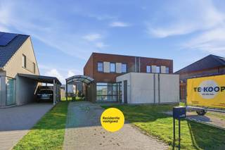 Deze recente halfopen bebouwing uit 2021 biedt een ideale combinatie van comfort, energiezuinigheid en een landelijke ligging dichtbij het centrum...